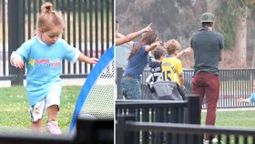 Malá Harper Beckham o víkendu vstřelila svůj první gól. Měla z toho ohromnou radost, stejně jako rodiče a bratři.