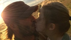 David Beckham líbá na rty pětiletou dceru Harper