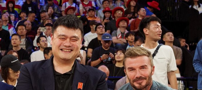 Jao Ming, 229 cm. David Beckham, 183 cm.