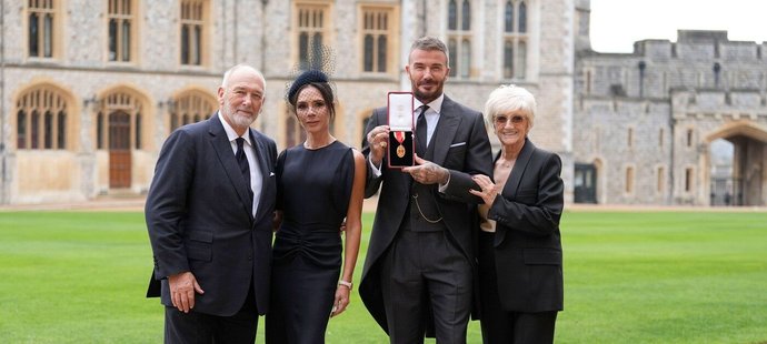 Celému obřadu přihlíželi i rodiče Ted a Sandra