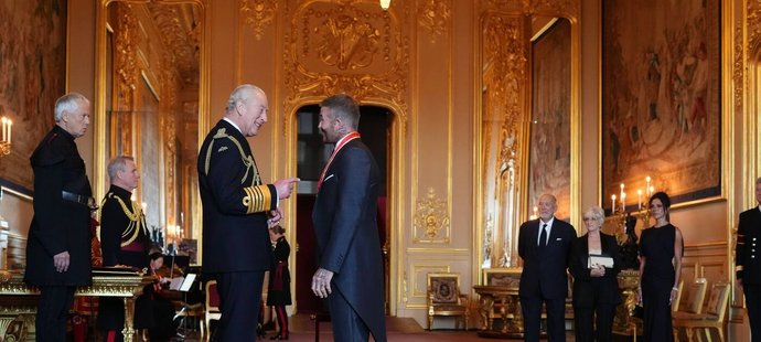 „On má rád včely, já mám rád včely,“ řekl Beckham o Králi Karlu III.