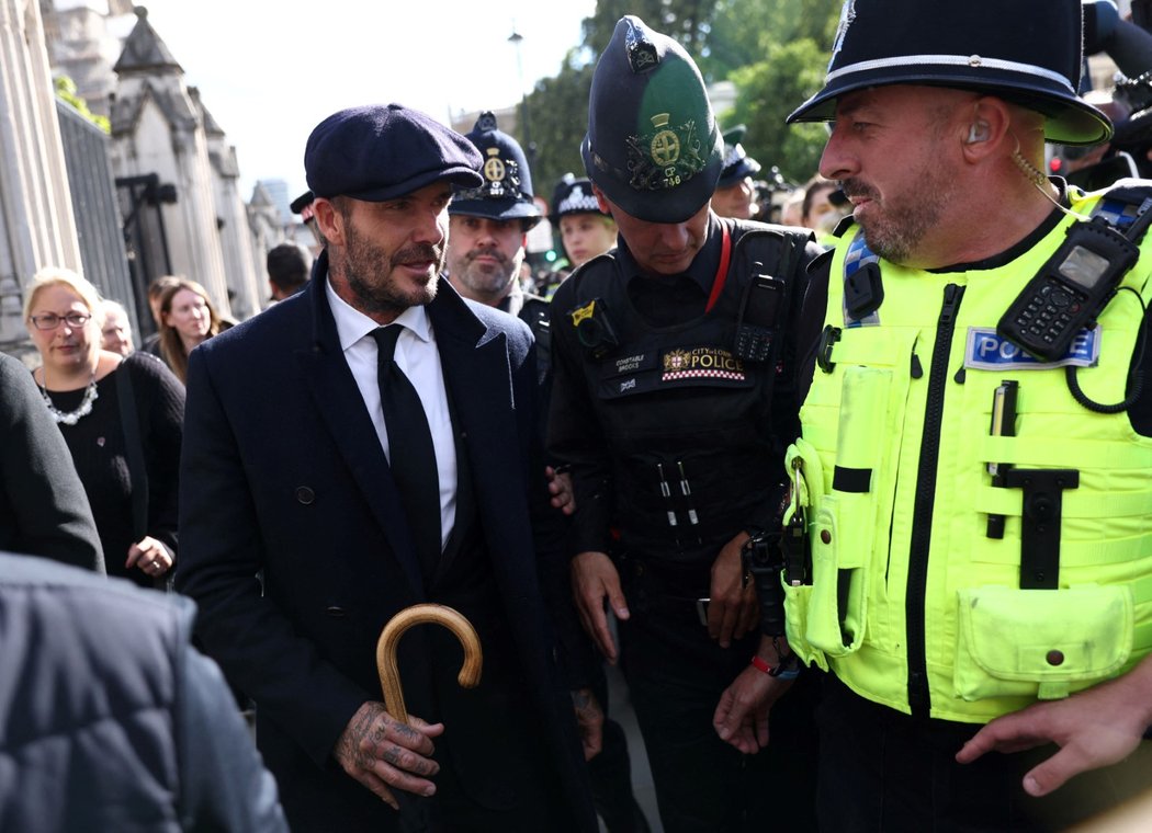 David Beckham se musel kvůli dotíravým fanouškům přestěhovat z jednoho luxusního hotelu do druhého