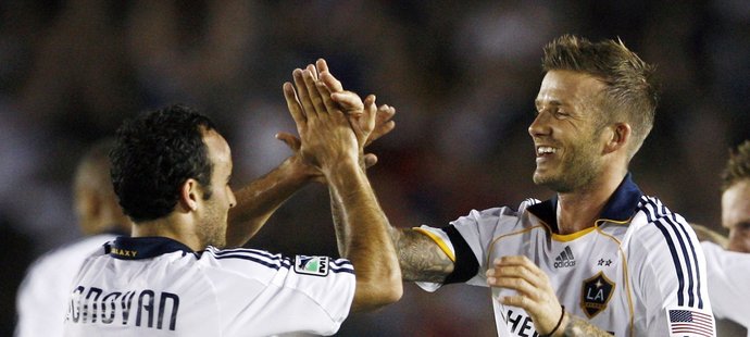 David Beckham a Landon Donovan oslavujú gól do siete Barcelony.