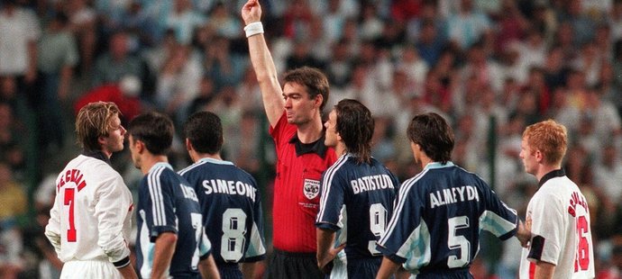 Beckham trestuhodně oslabil svůj tým během osmifinále MS 1998 ve Francii, v důsledku čehož byl pod palbou negativní kritiky…
