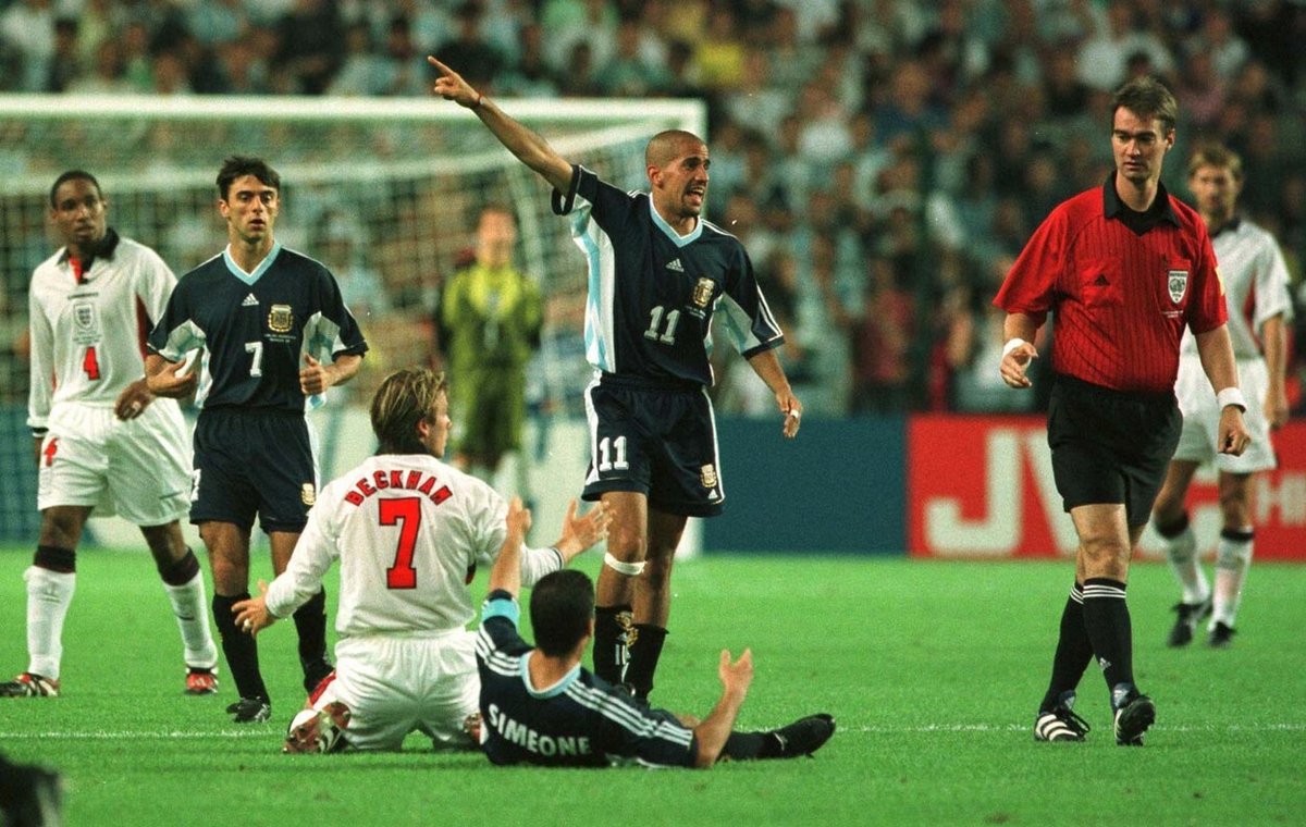 Beckham trestuhodně oslabil svůj tým během osmifinále MS 1998 ve Francii, v důsledku čehož byl pod palbou negativní kritiky…