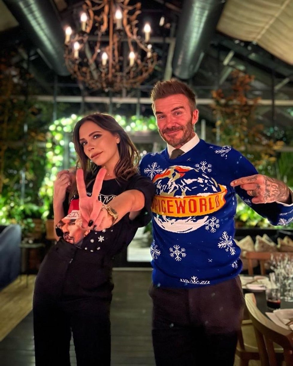 David Beckham ve svetru oslavujícím Spice Girls