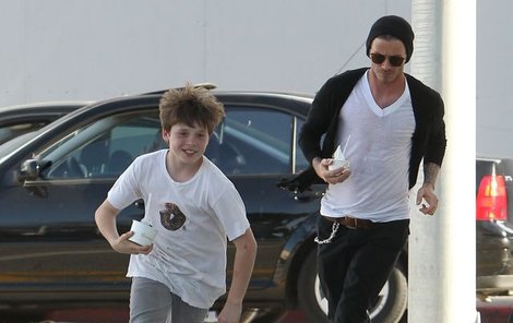 David Beckham teprve vybírá zatáčku, zatímco malý Brooklyn už je i se svým mraženým jogurtem v cílové rovince.