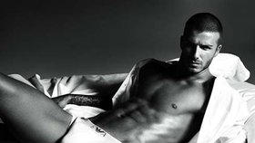 David Beckham v reklamě na spodní prádlo Emporio Armani.
