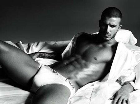 David Beckham v reklamě na spodní prádlo Emporio Armani.