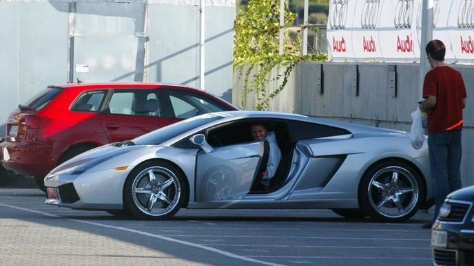 David Beckham ve svém lamborghini