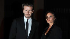 Beckhamovi oblékají bezdomovce: Do jehlových podpatků a luxusních obleků