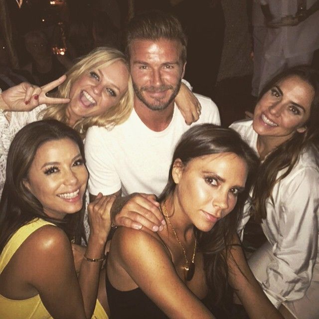 David Beckham se skoro všemi Spice Girls, Mel B zastoupila Eva Longoria.