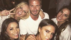 David Beckham se skoro všemi Spice Girls, Mel B zastoupila Eva Longoria.