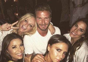 David Beckham se skoro všemi Spice Girls, Mel B zastoupila Eva Longoria.