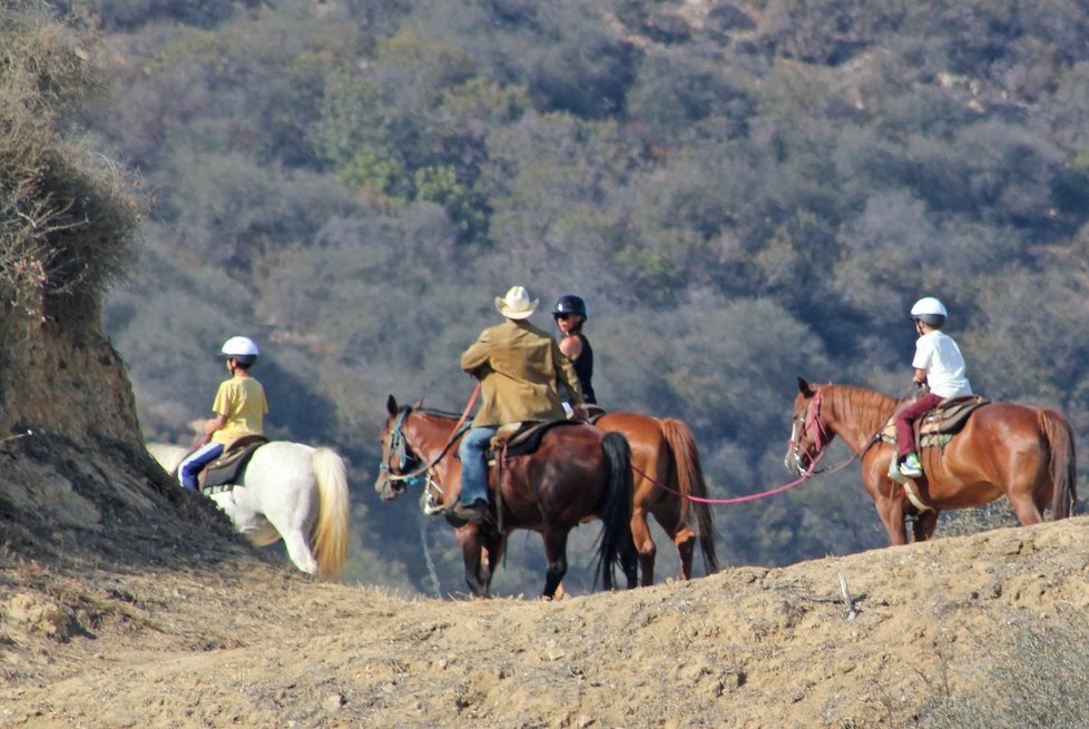 Beckhamovi projeli na koních část hor v jižní Kalifornii