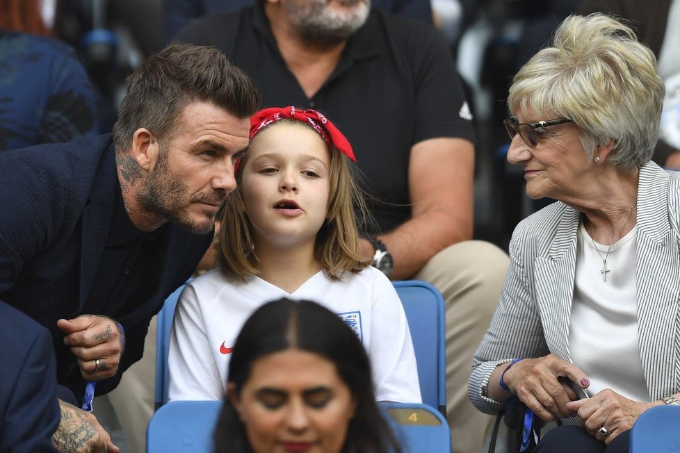 David Beckham se svou dcerou Harper Seven a maminkou