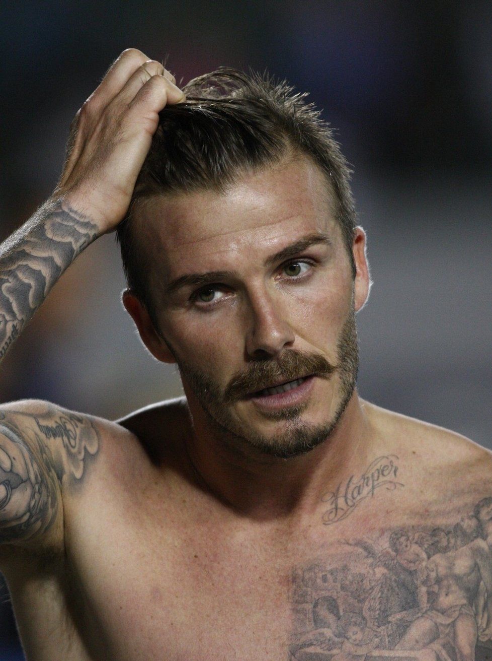 David Beckham vypadá s knírem úplně jinak, než bez něj