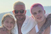 Extravagantní vlasové kreace a fotbal: Takhle si David Beckham užívá čas strávený se svými dětmi