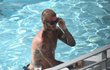 Idol žen plešatí: David Beckham  u bazénu ukázal sexy tělo a téměř holou hlavu!