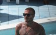 Idol žen plešatí: David Beckham (43) u bazénu ukázal sexy tělo a téměř holou hlavu!