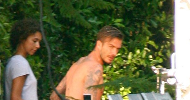 Beckham si utajeného fotografa všiml, ale dál pokračoval v práci