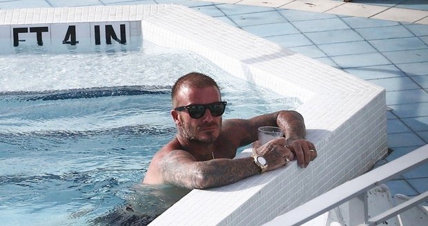 Idol žen plešatí: David Beckham (43) u bazénu ukázal sexy tělo a téměř holou hlavu!