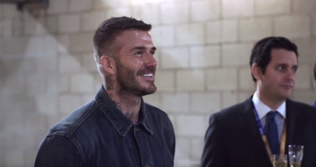 David Beckham se před odhalením sochy bezelstně usmíval
