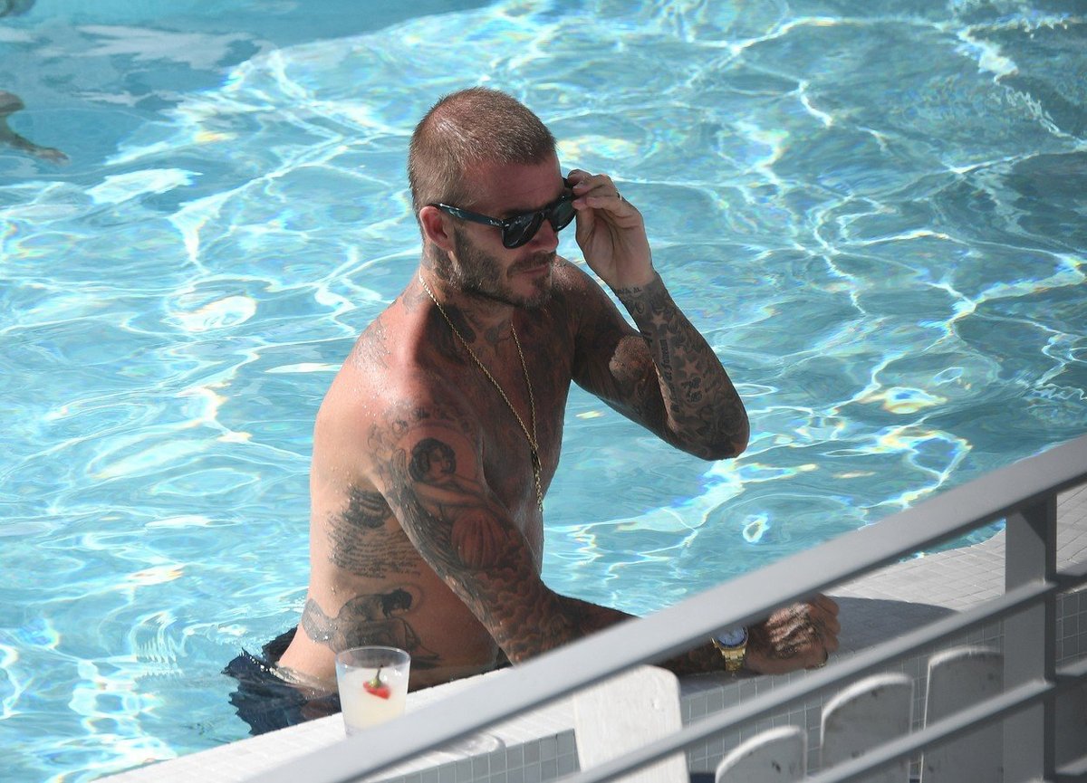 Idol žen plešatí: David Beckham  u bazénu ukázal sexy tělo a téměř holou hlavu!