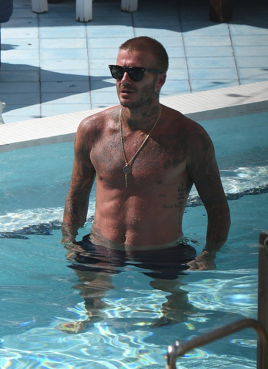 Idol žen plešatí: David Beckham  u bazénu ukázal sexy tělo a téměř holou hlavu!