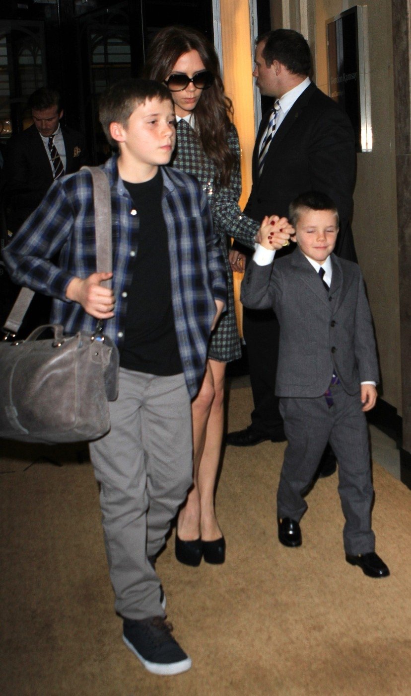 Victoria se synem Cruzem, kterého drží za ruku a starším Brooklynem