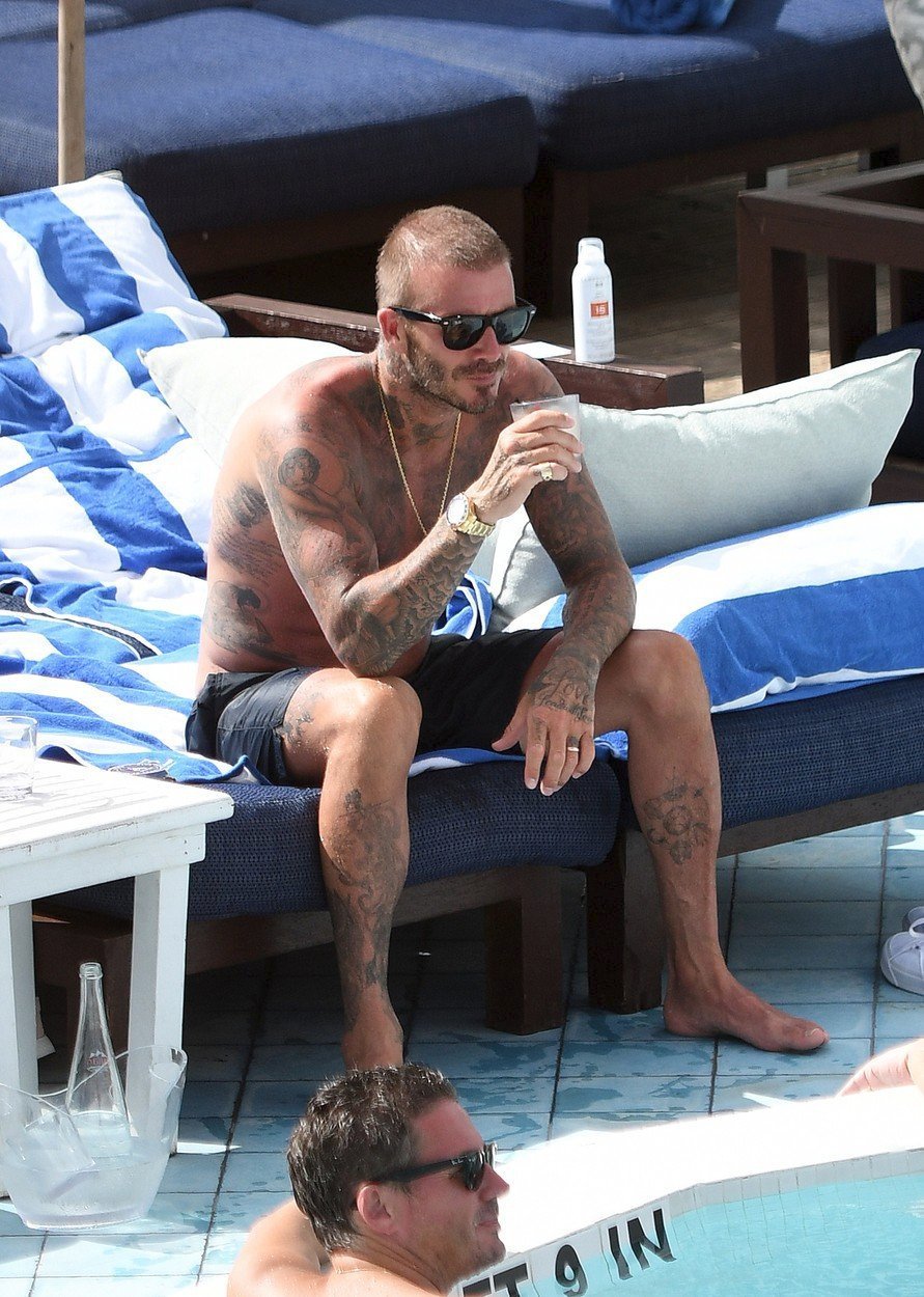 Idol žen plešatí: David Beckham (43) u bazénu ukázal sexy tělo a téměř holou hlavu!