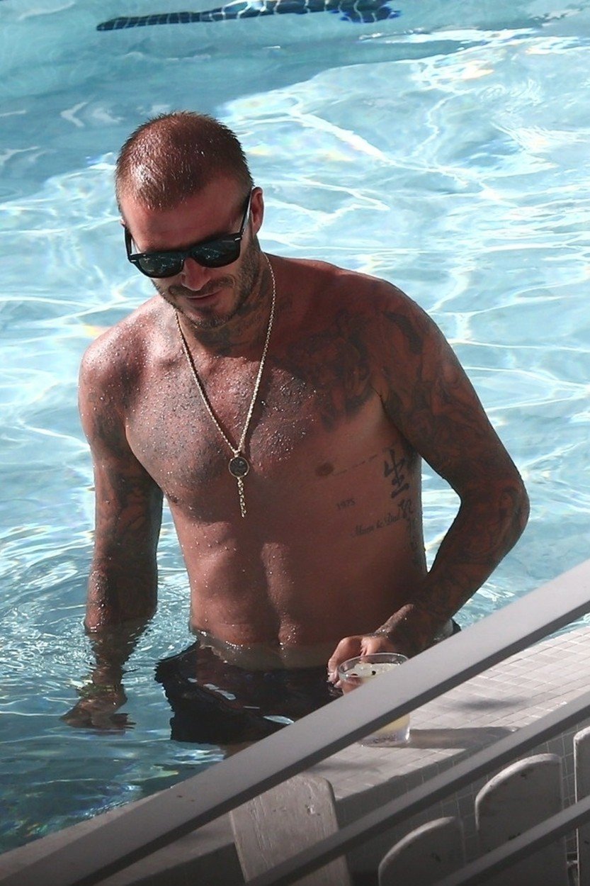 Idol žen plešatí: David Beckham u bazénu ukázal sexy tělo a téměř holou hlavu!