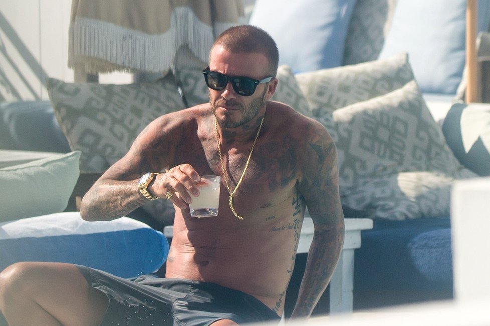 Idol žen plešatí: David Beckham (43) u bazénu ukázal sexy tělo a téměř holou hlavu!