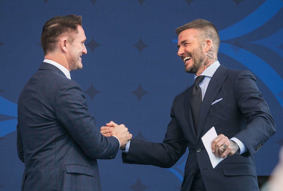 David Beckham byl oceněn vlastní sochou před stadionem v LA.