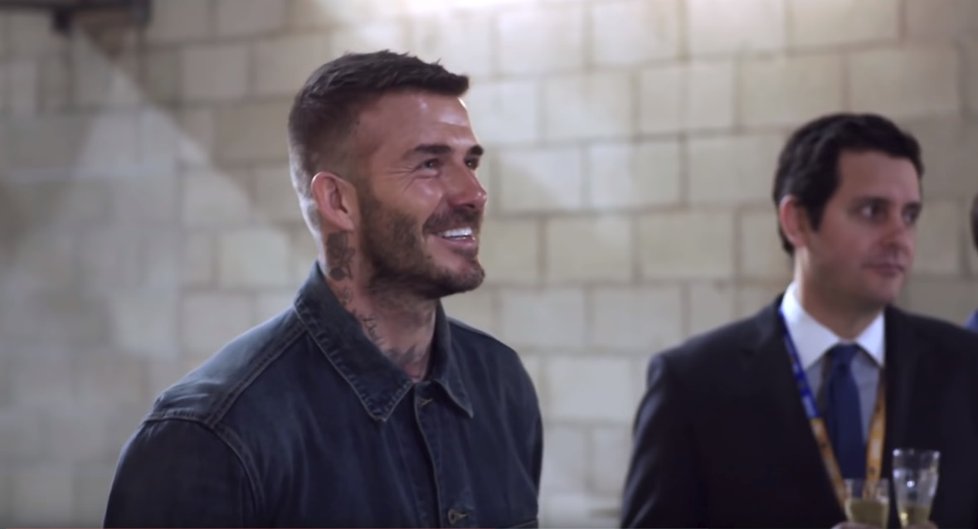 David Beckham se před odhalením sochy bezelstně usmíval