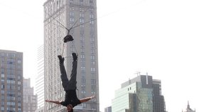 David Blaine visí hlavou dolů nad Central parkem