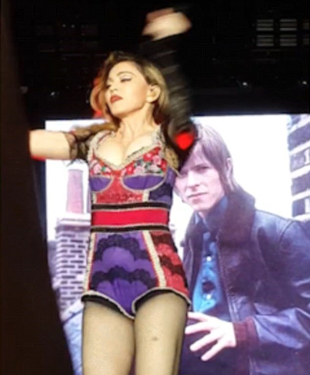 Madonna vzdala hold Bowiemu a zhroutila se přitom přímo na jevišti.