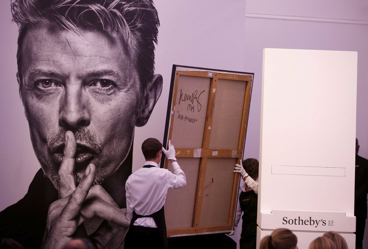 Dražba děl Davida Bowieho v aukční síni Sotheby&#39;s.