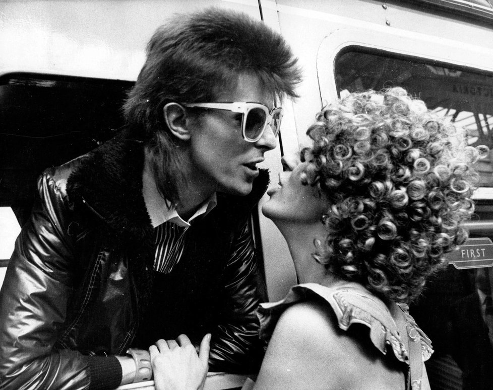 Od roku 1969 žil Bowie s velmi svobodomyslnou Američankou Angelou Barnett. Jejich vztah vydržel 10 let a byl prosycen drogovými a sexuálními orgiemi.