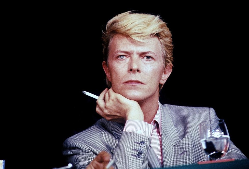 David Bowie kvůli dceři přestal kouřit.