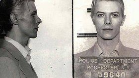 David Bowie (†69) jako kriminálník! Podívejte se na 40 let staré fotografie legendárního rockera 