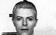 Fotografie Davida Bowieho coby vězně vznikli v březnu roku 1976 v New Yorku.