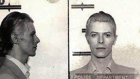 Fotografie Davida Bowieho coby vězně vznikly v březnu roku 1976 v New Yorku.