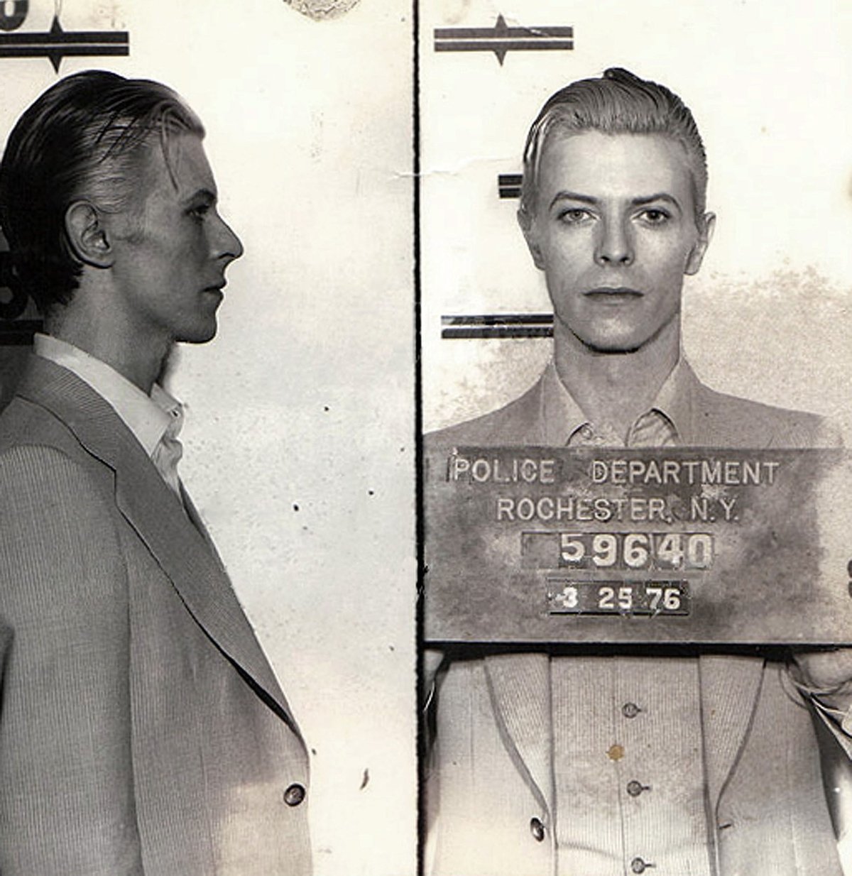 Fotografie Davida Bowieho coby vězně vznikli v březnu roku 1976 v New Yorku.