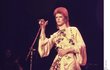 David Bowie jako Ziggy Stardust. Základem jeho koncertního šatníku byly kreace popírající jakékoliv genderové kategorie.