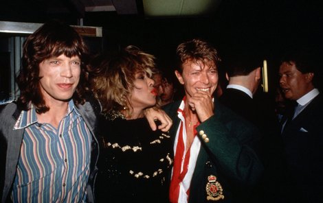 Bowie (vpravo) s velkým kamarádem Jaggerem, uprostřed Tina Turner.