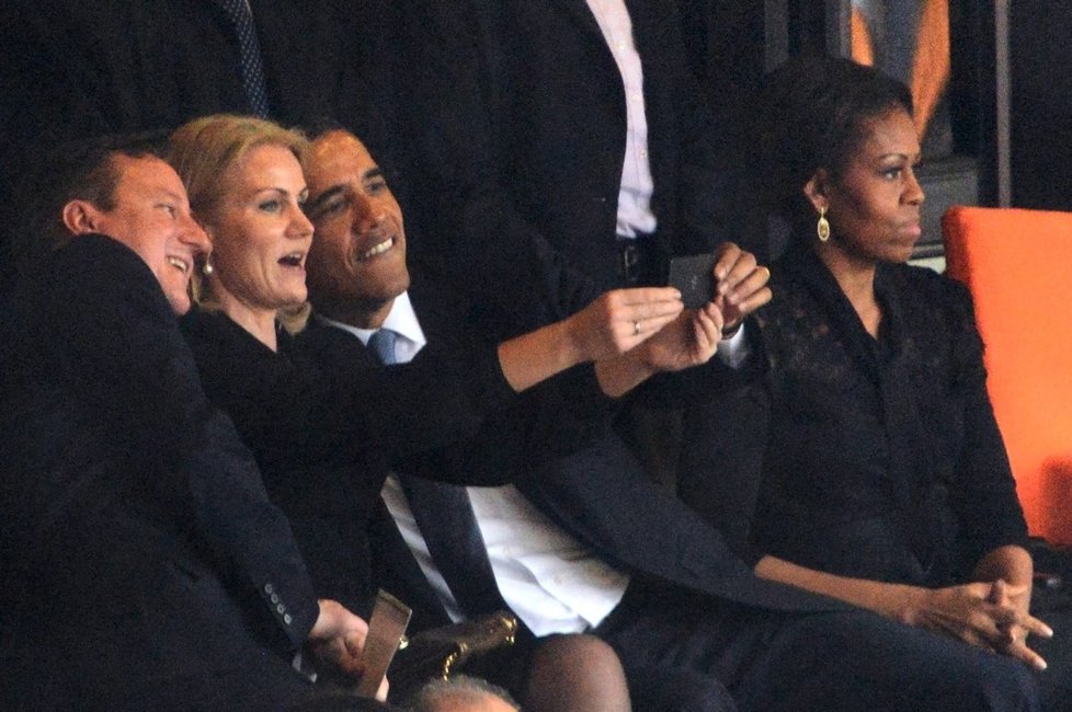 Selfie na pietě za Nelsona Mandelu: Britský premiér David Cameron, dánská premiérka Helle Thorning-Schmidt a americký prezident Barack Obama. Jen jeho ženu Michelle Obama nepřizval