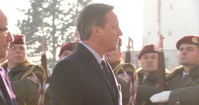 Britský premiér Cameron v Praze. Na vládu šel po červeném koberci.