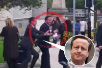 Premiérova ochranka selhala: Na Camerona naběhl na ulici muž!