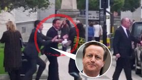 Ochranka Camerona nezabránila, aby na premiéra na ulici naběhl muž.